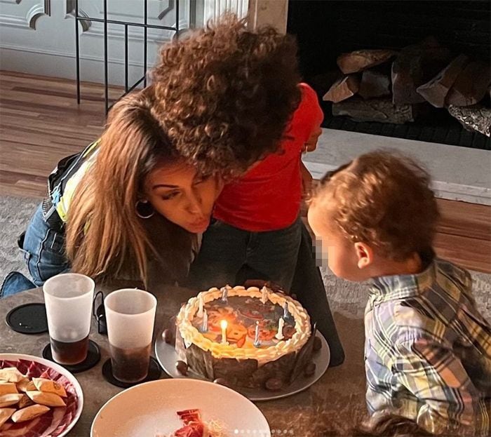 Hiba Abouk sopla las velas con sus hijos