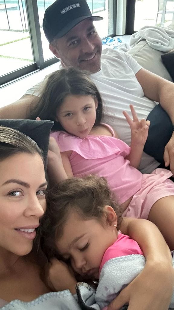 Ximena Duque, Jay Adkins y sus hijas Luna y Skye