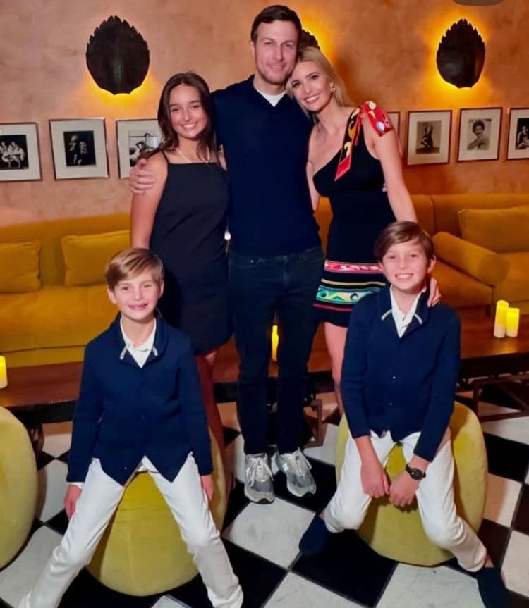 Ivanka Trump y Jared Kushner con sus hijos