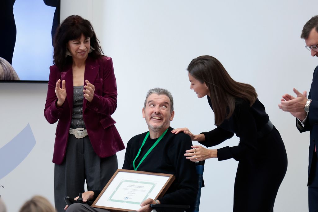 Plano medio de la reina Letizia entregando un premio a Juan Carlos Unzué 