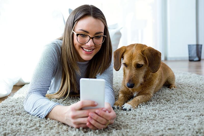 mujer mostrando redes sociales perro