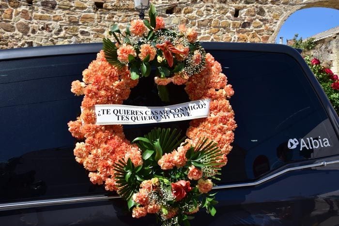 Corona de flores en el funeral del marido de Paz Padilla