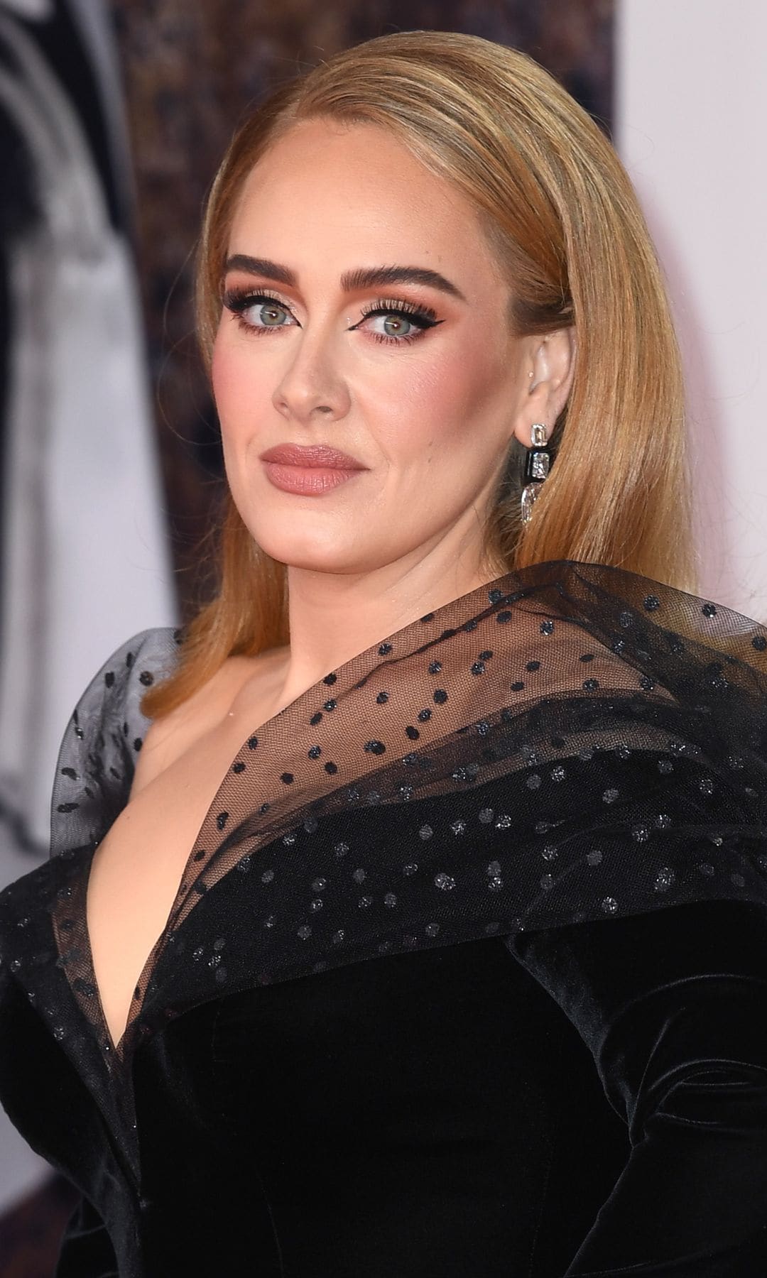 Adele en los Brit Awards 2022 con vestido largo y peinado retro