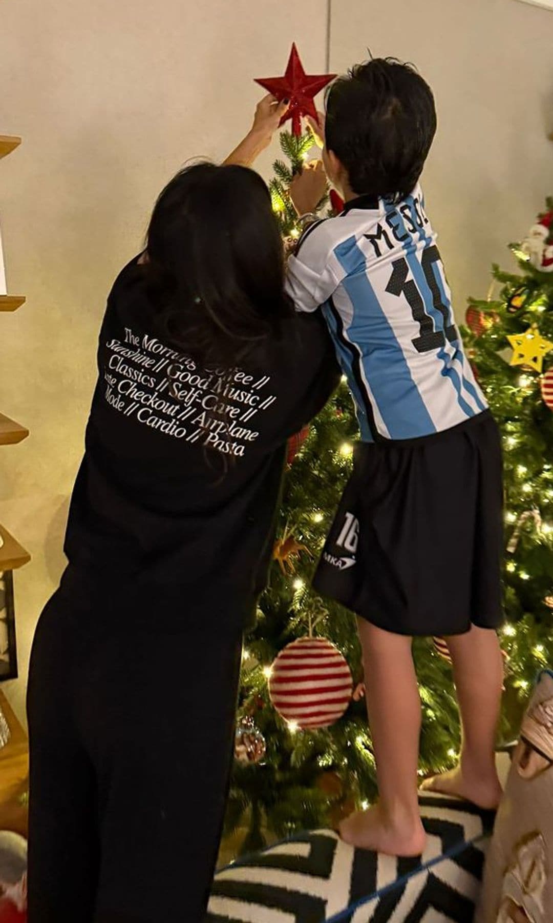 Maria Cerqueira poniendo el árbol de Navidad con su hijo 