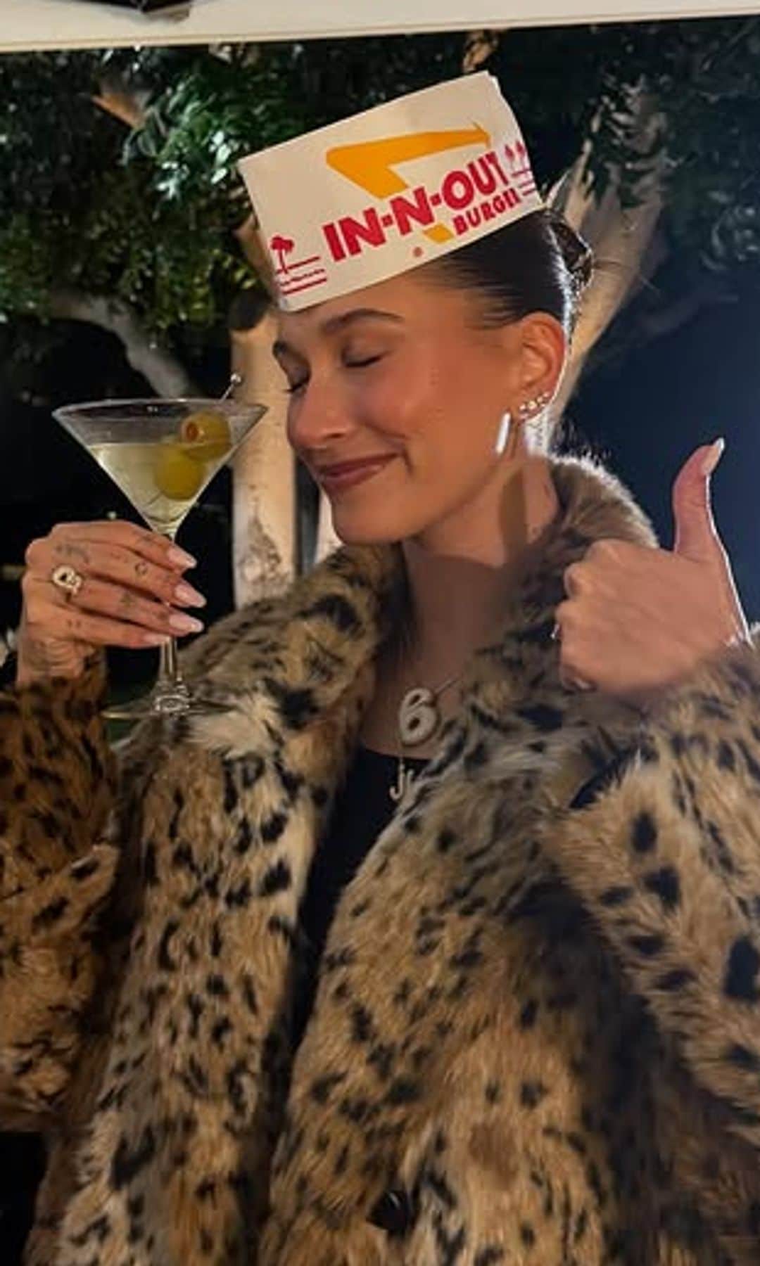 Hailey Bieber con manicura blanca y abrigo de leopardo