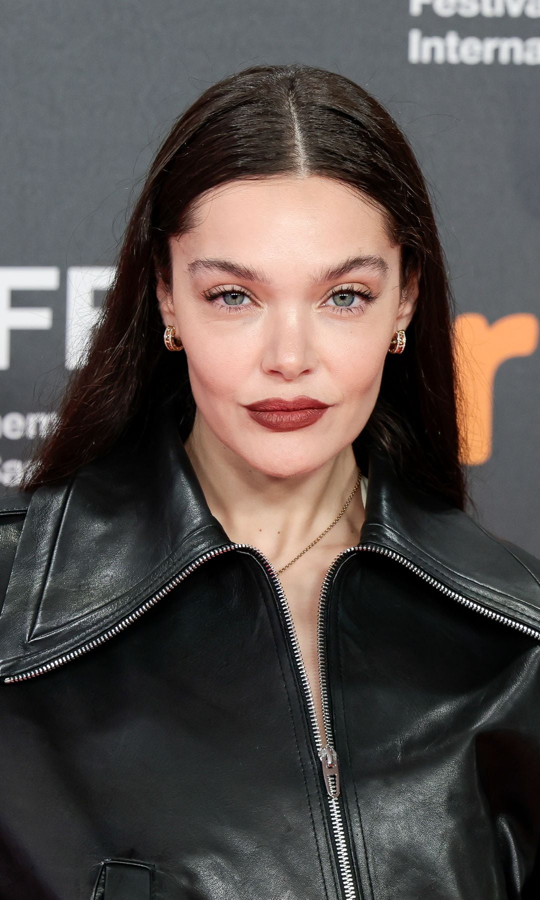 Ana Rujas con labios rojo ladrillo en el Festival de cine de San Sebastián