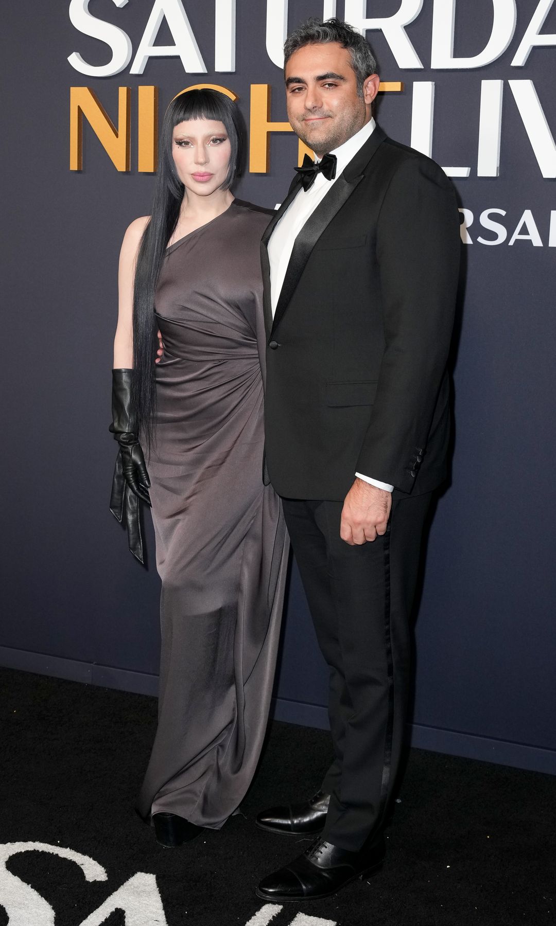 Lady Gaga y Michael Polansky en el evento de 50 aniversario Saturday Night Live