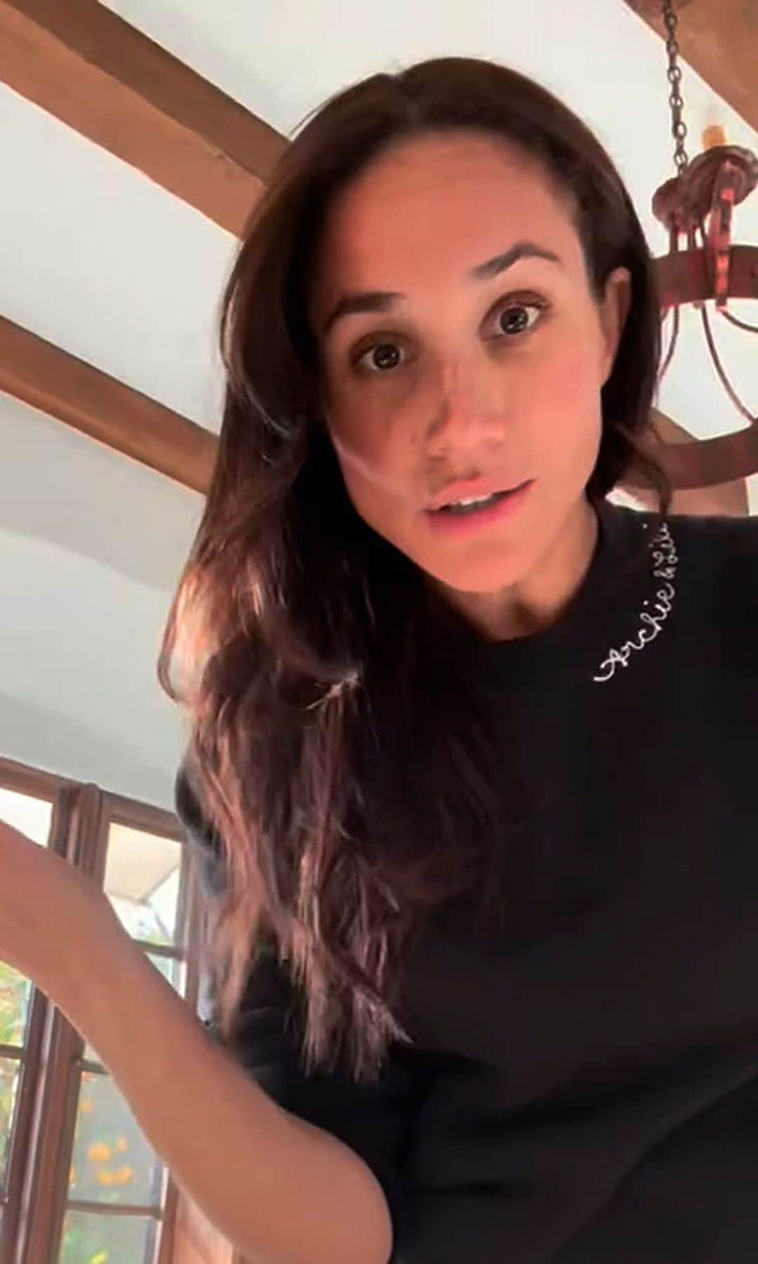 Meghan Markle con jersey bordado con el nombre de sus hijos