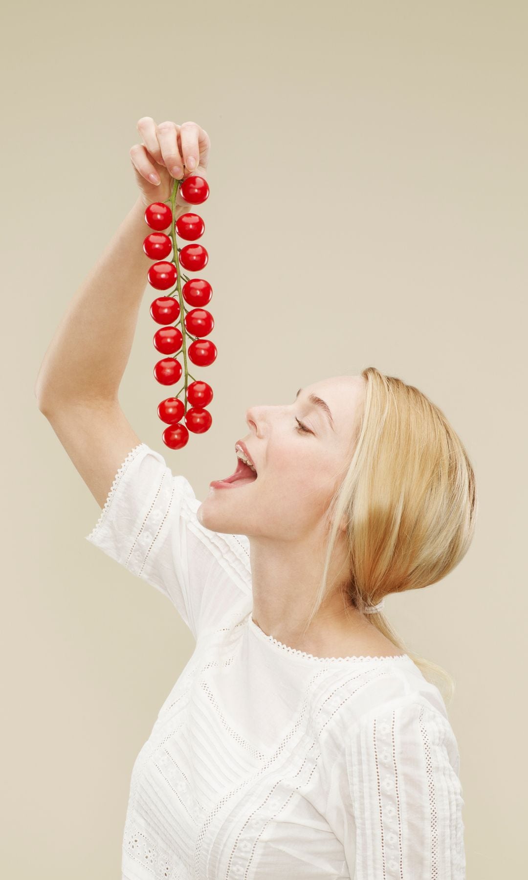 Mujer comiendo tomate, dieta saludable