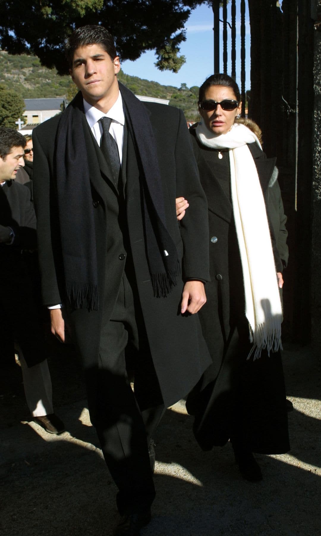 Carmen Ordóñez con su hijo Julián Contreras llegando al funeral de Elena Linaza en 2001