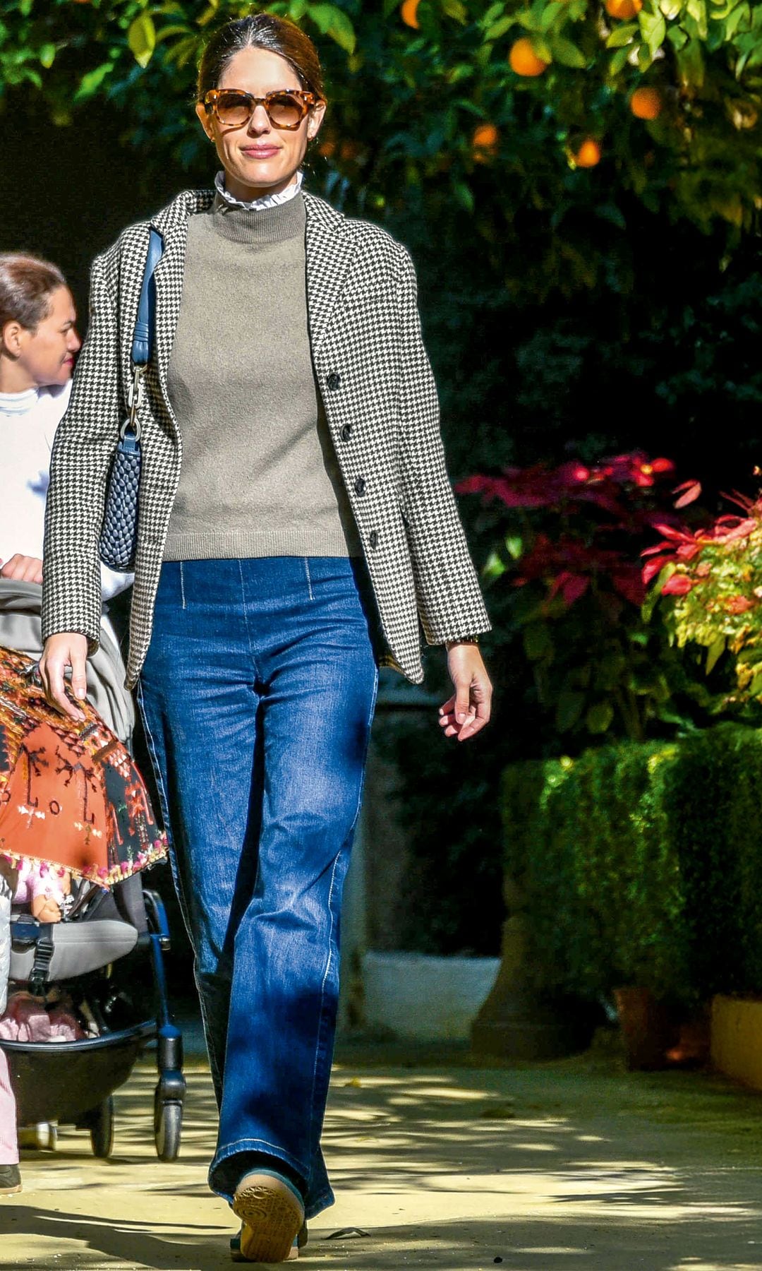 Sofía Palazuelo paseando por Sevilla