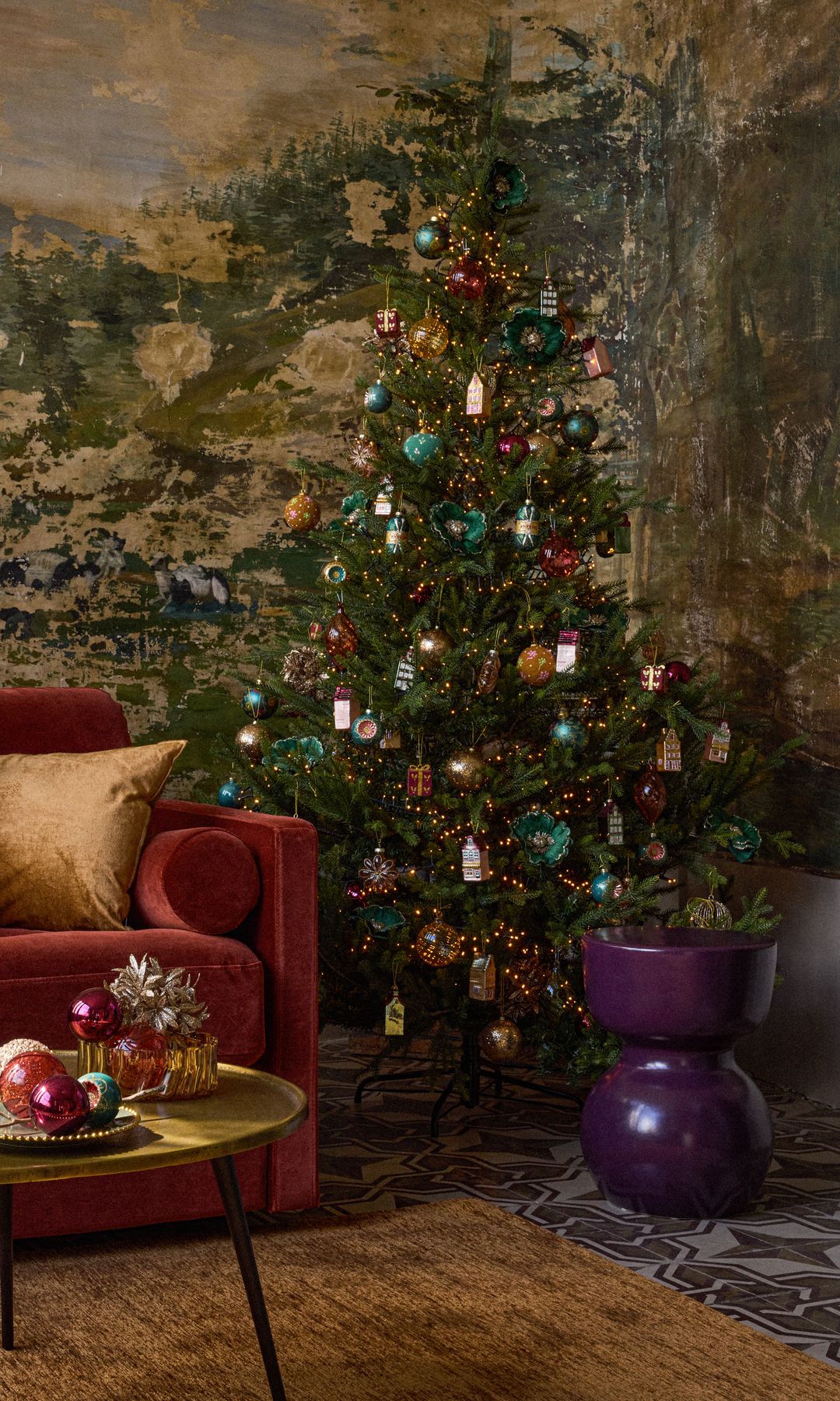 Árbol de navidad con adornos en forma de flor