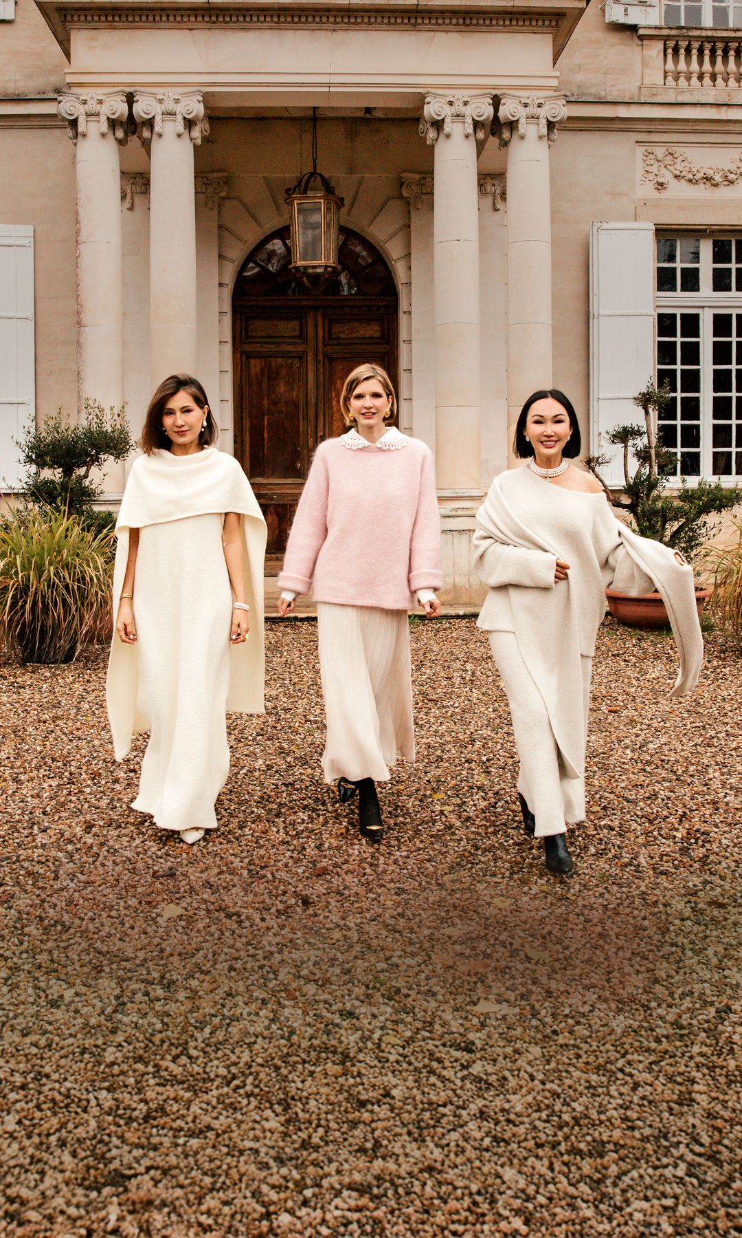 "Dentro de diez años, veo el castillo como el corazón cultural de la región", nos cuenta 
Catherine que, posa ante la fabulosa fachada del edificio con sus amigas, Laura Issayeva y Tazhikhanova Gulzada, quienes se han desplazado desde Luxemburgo para pasar las navidades con ella. 