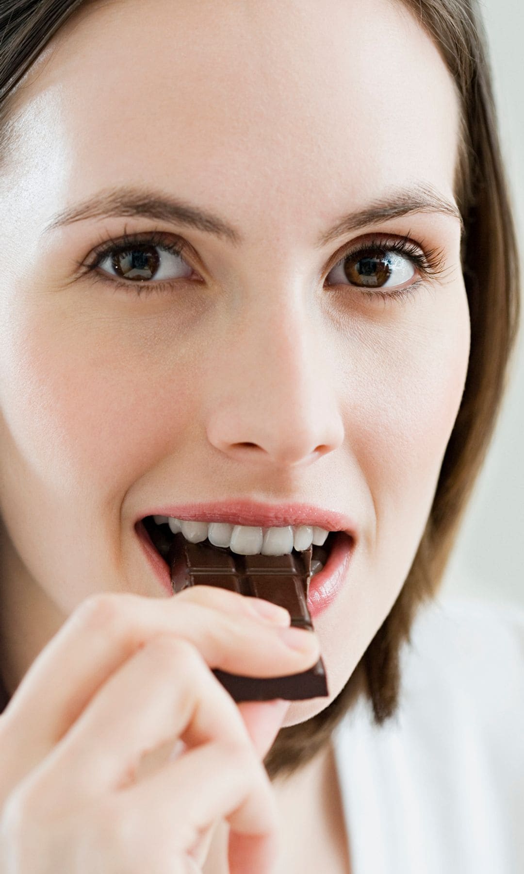 Mujer comiendo chocolate en primer plano