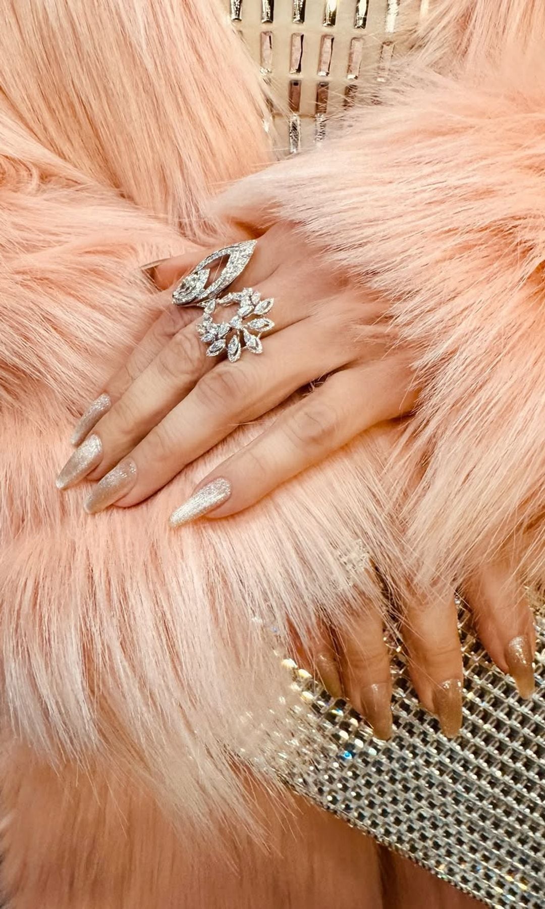 Otro detalle icónico del look de JLo fue su manicure de uñas almendradas en un plateado degradado.