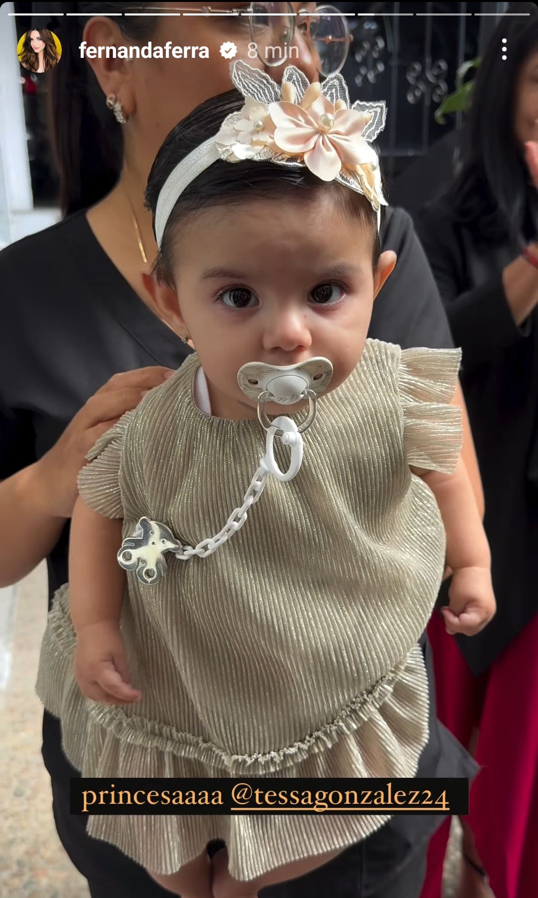 La pequeña Tessa lució un segundo look durante la recepción del bautizo