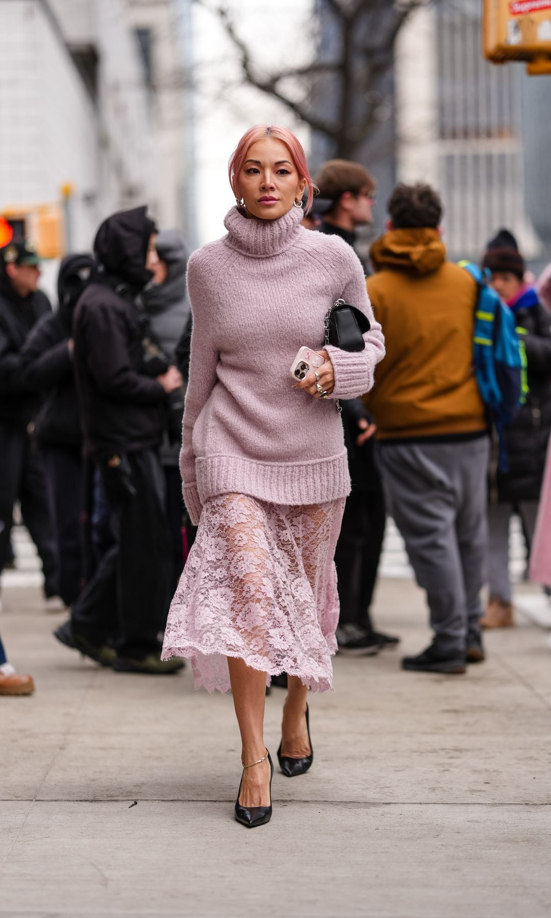 falda de encaje y jersey de cuello alto