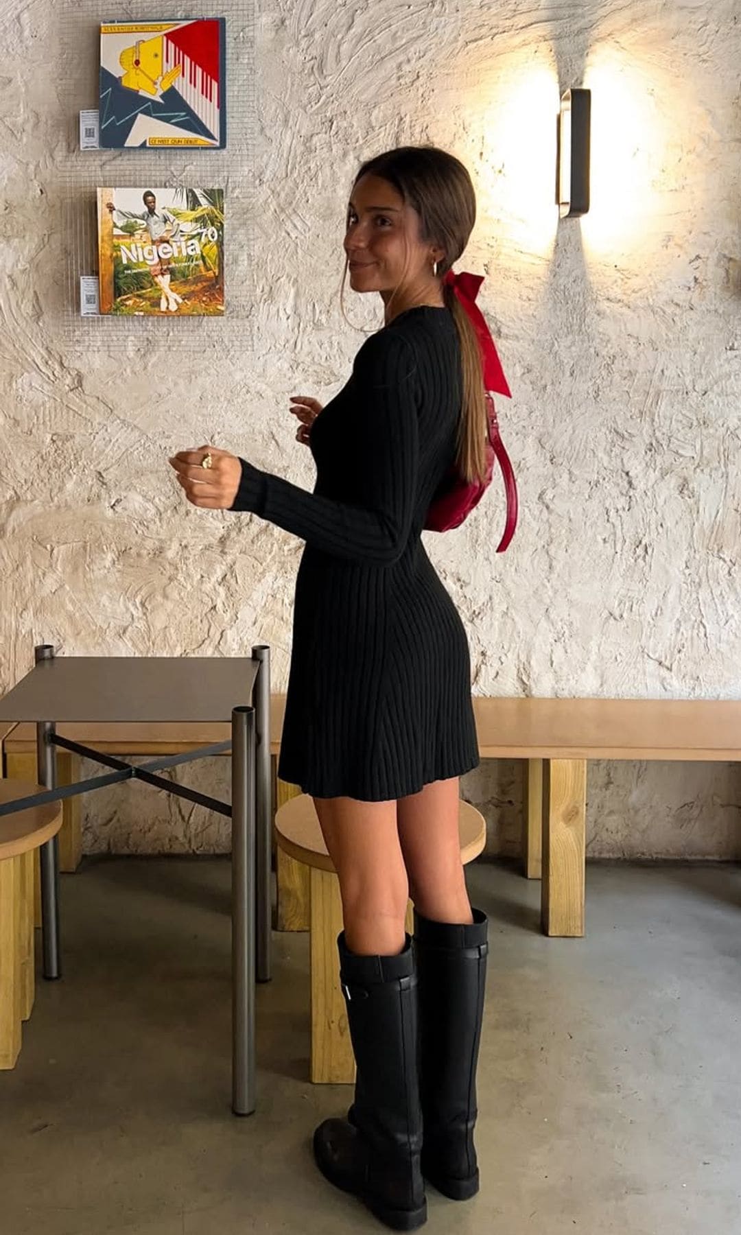 vestido corto con botas de agua