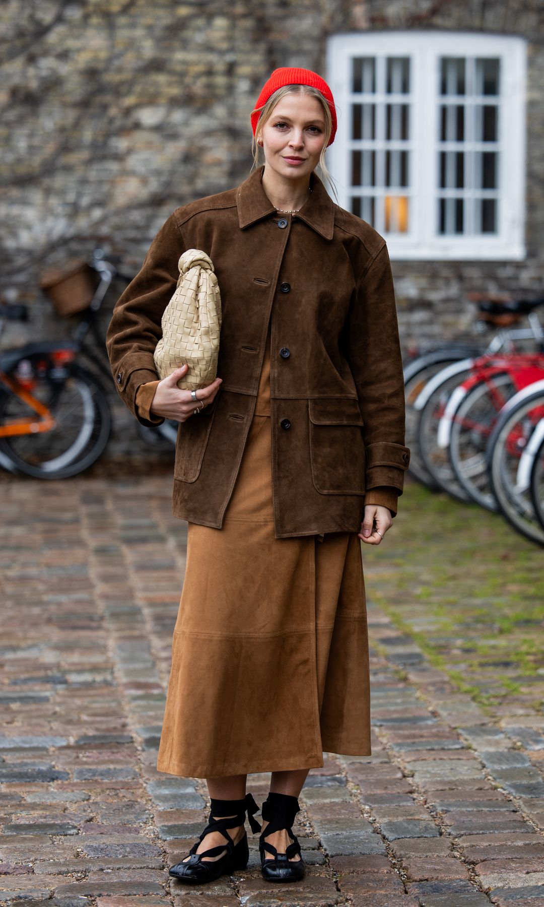 Look de Copenhagen Street Style con falda de ante