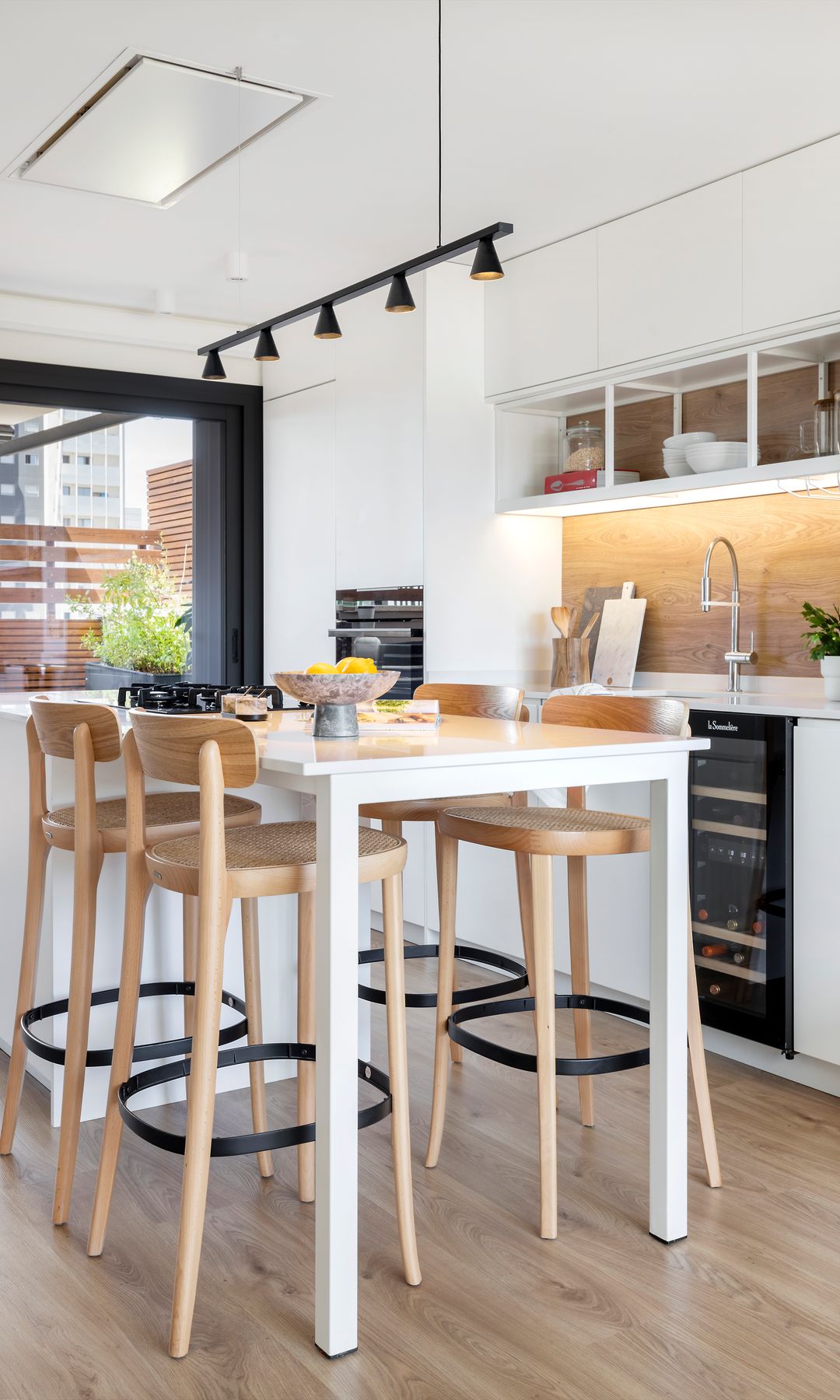 Cocina con muebles en color blanco y suelo en madera