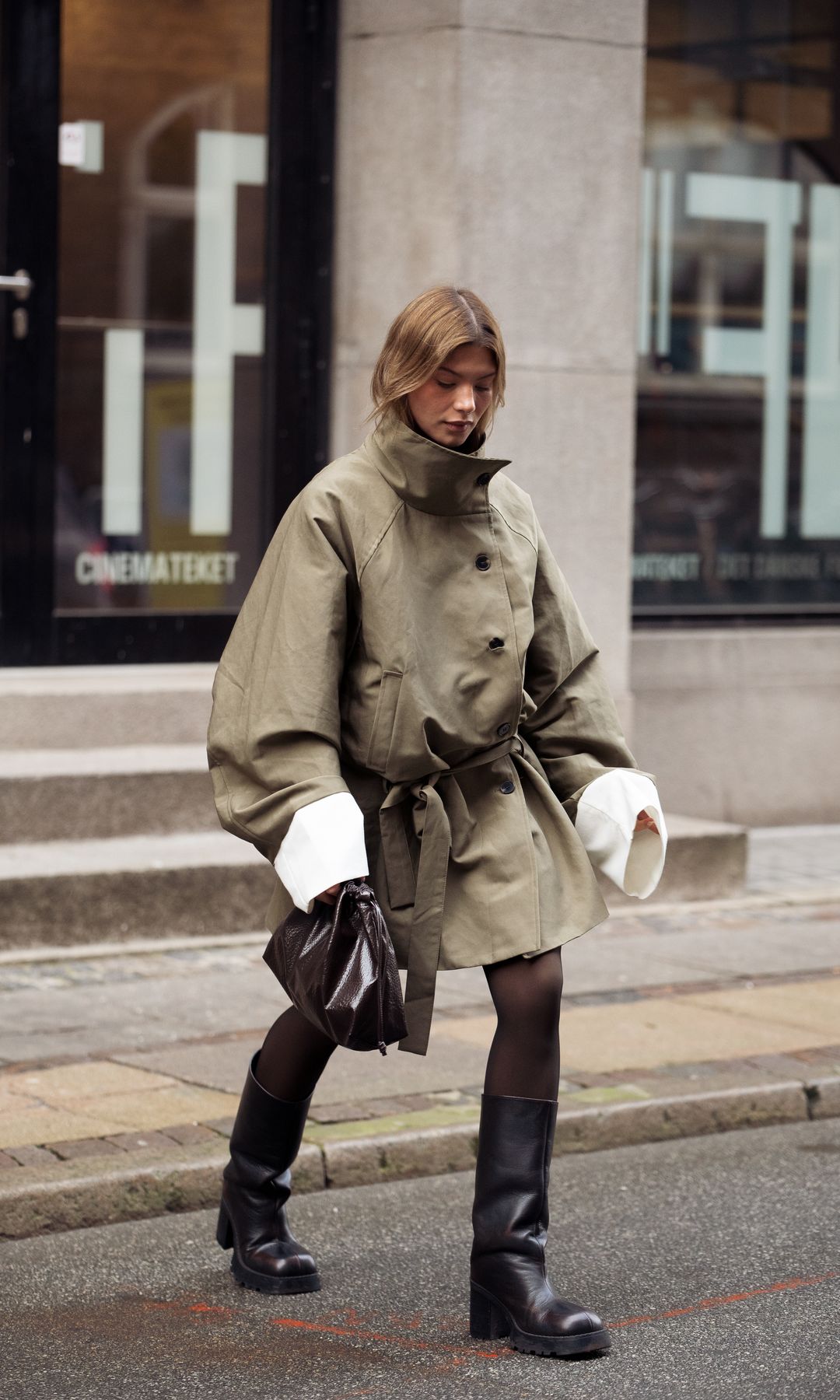 gabardina verde y botas altas