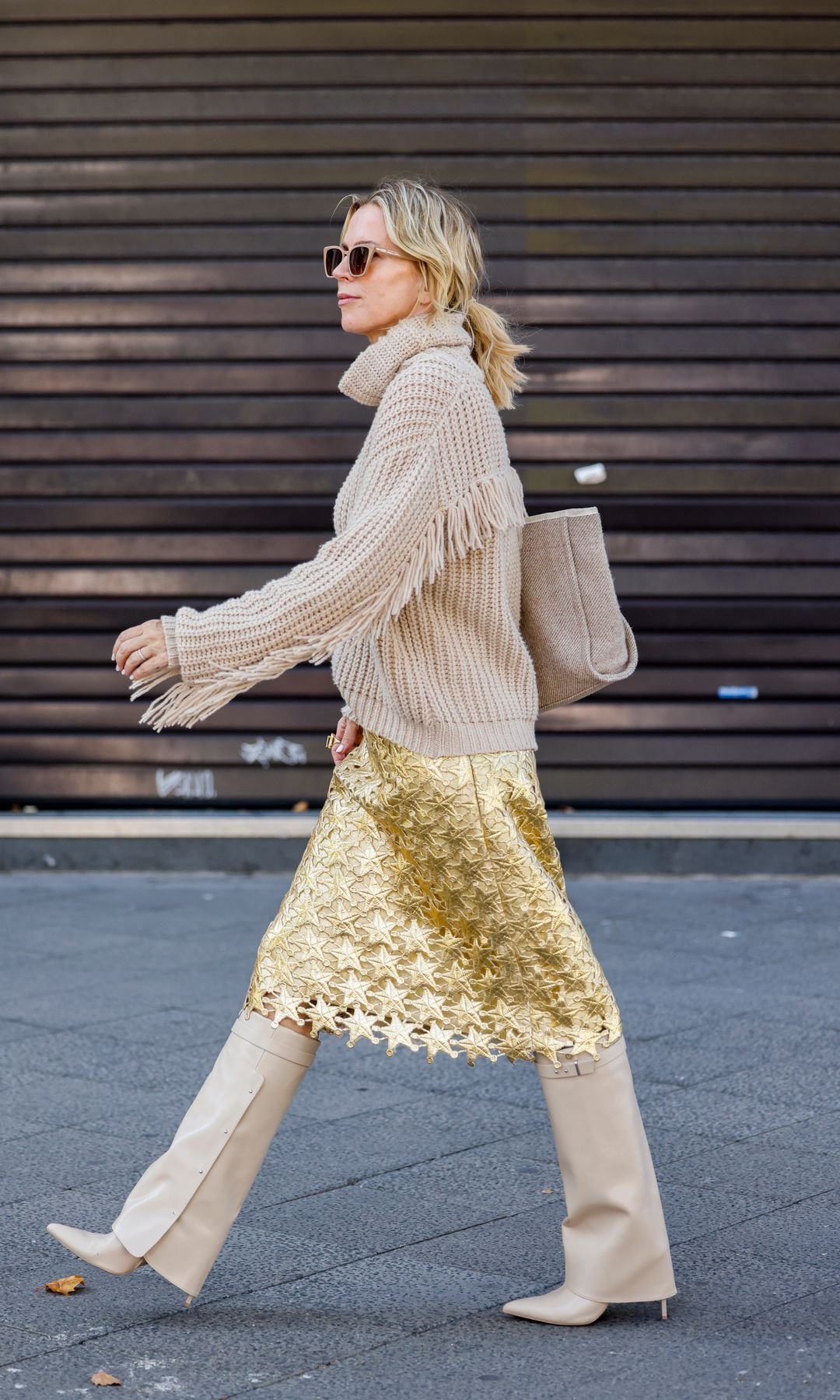 Look beige con falda dorada