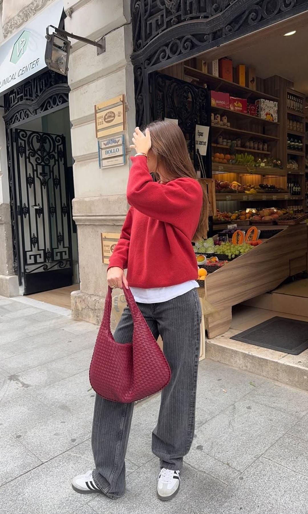 vaqueros con jersey rojo y bolso tote rojo