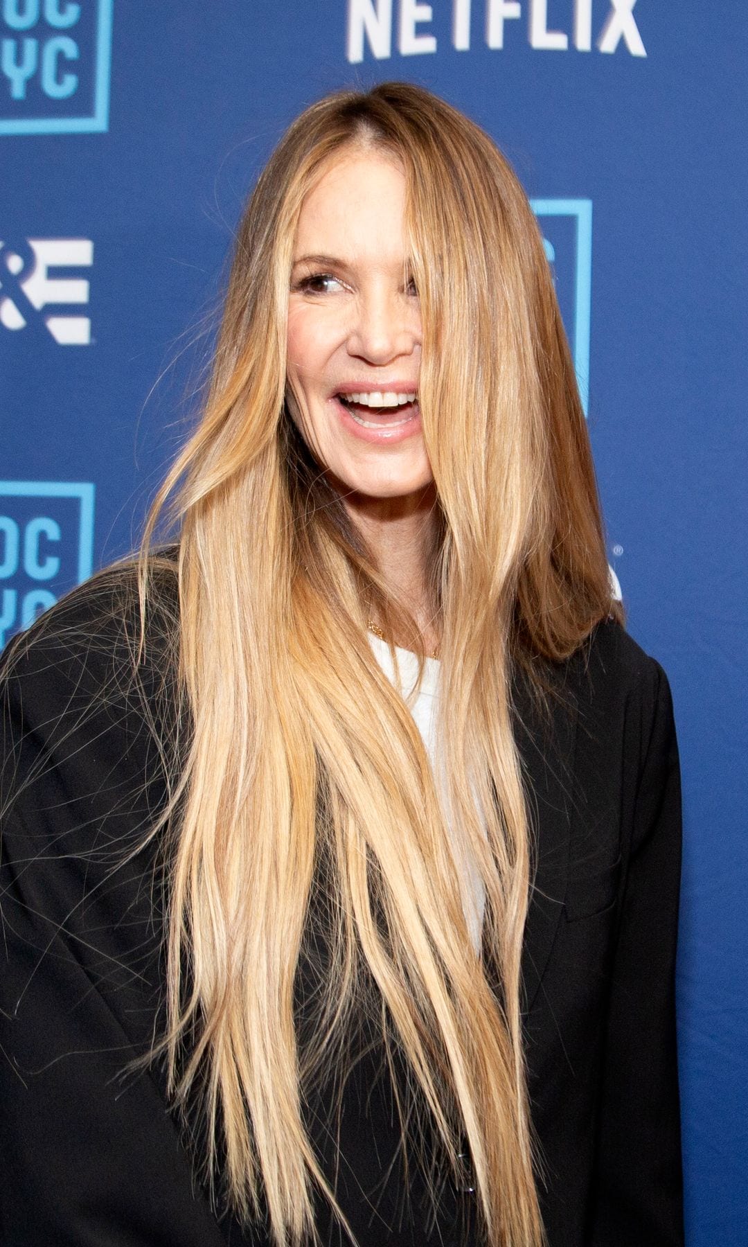 Elle Macpherson en el estreno de 'Beyond The Gaze: Jule Campbell's Swimsuit Issue' en 2024