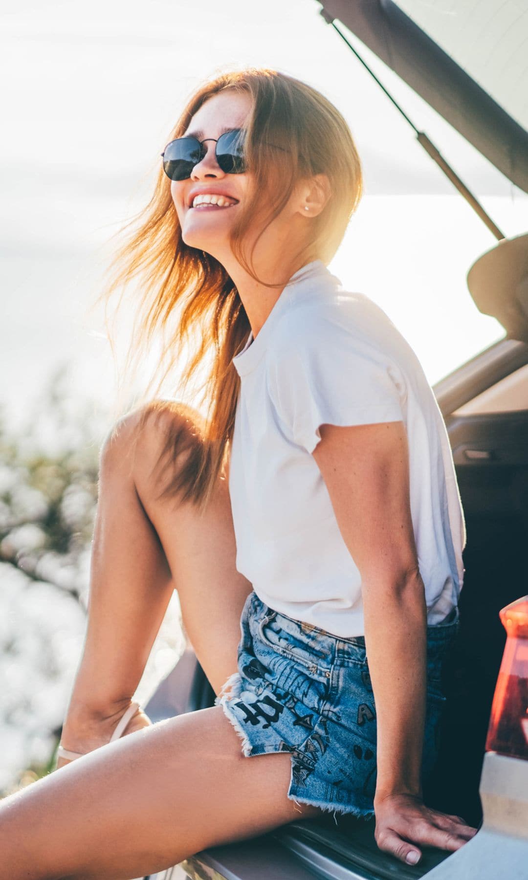 Mujer en el coche en verano haciendo 'road trip'