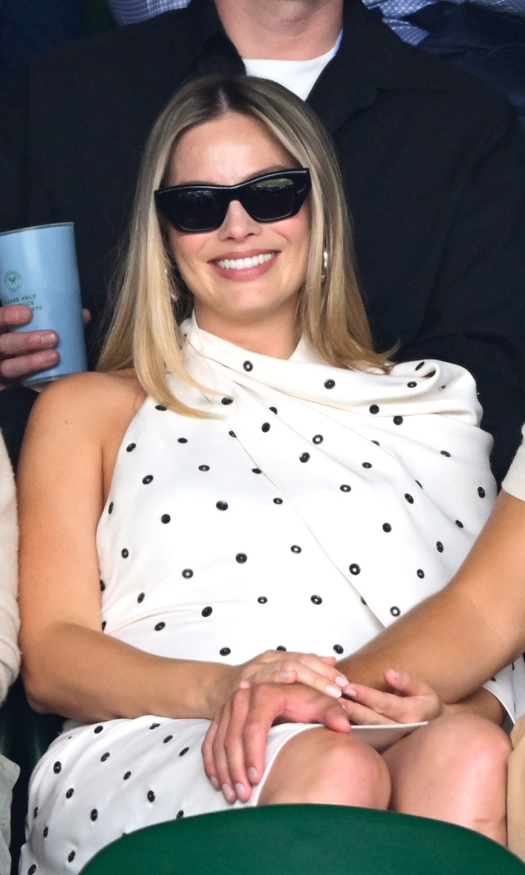 Margot Robbie presume su ‘baby bump’ en Wimbledon con un 'look' muy Barbie