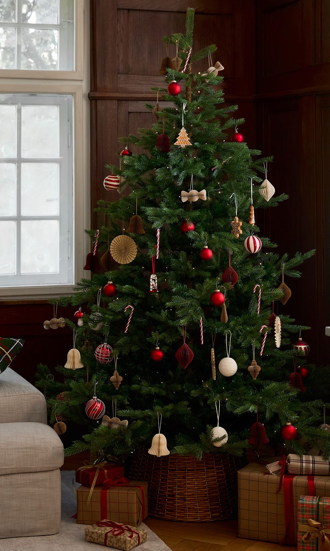 Árbol de Navidad tradicional con adornos en rojo 