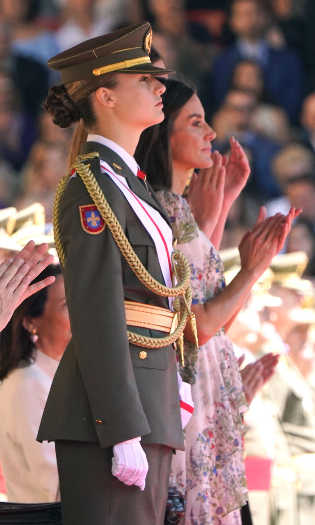 La princesa Leonor con la reina Letizia en la entrega de despachos de la Academia General Militar de Zaragoza
