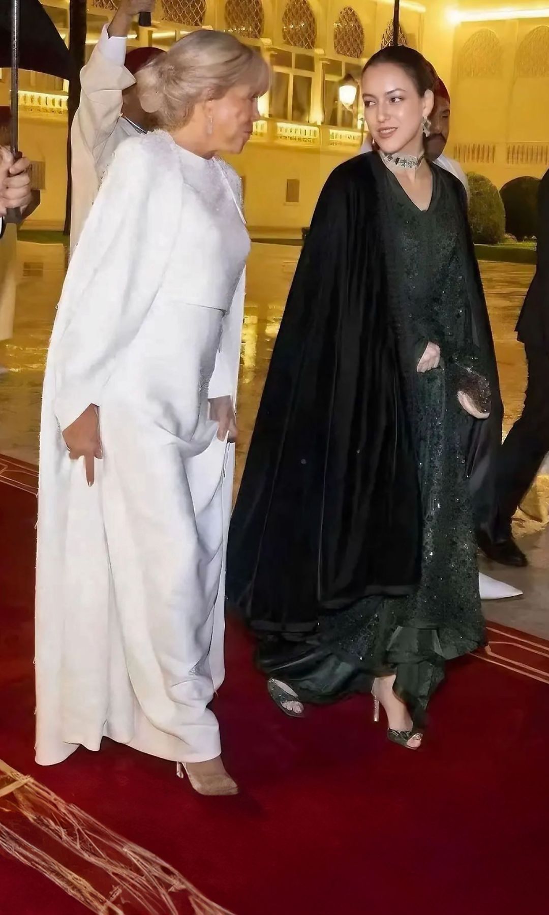 La princesa ejerció como una especie de primera dama del Reino cuando acompañó a la mujer del Presidente francés por la alfombra roja que conducía a la cena de Estado en el palacio real de Rabat 