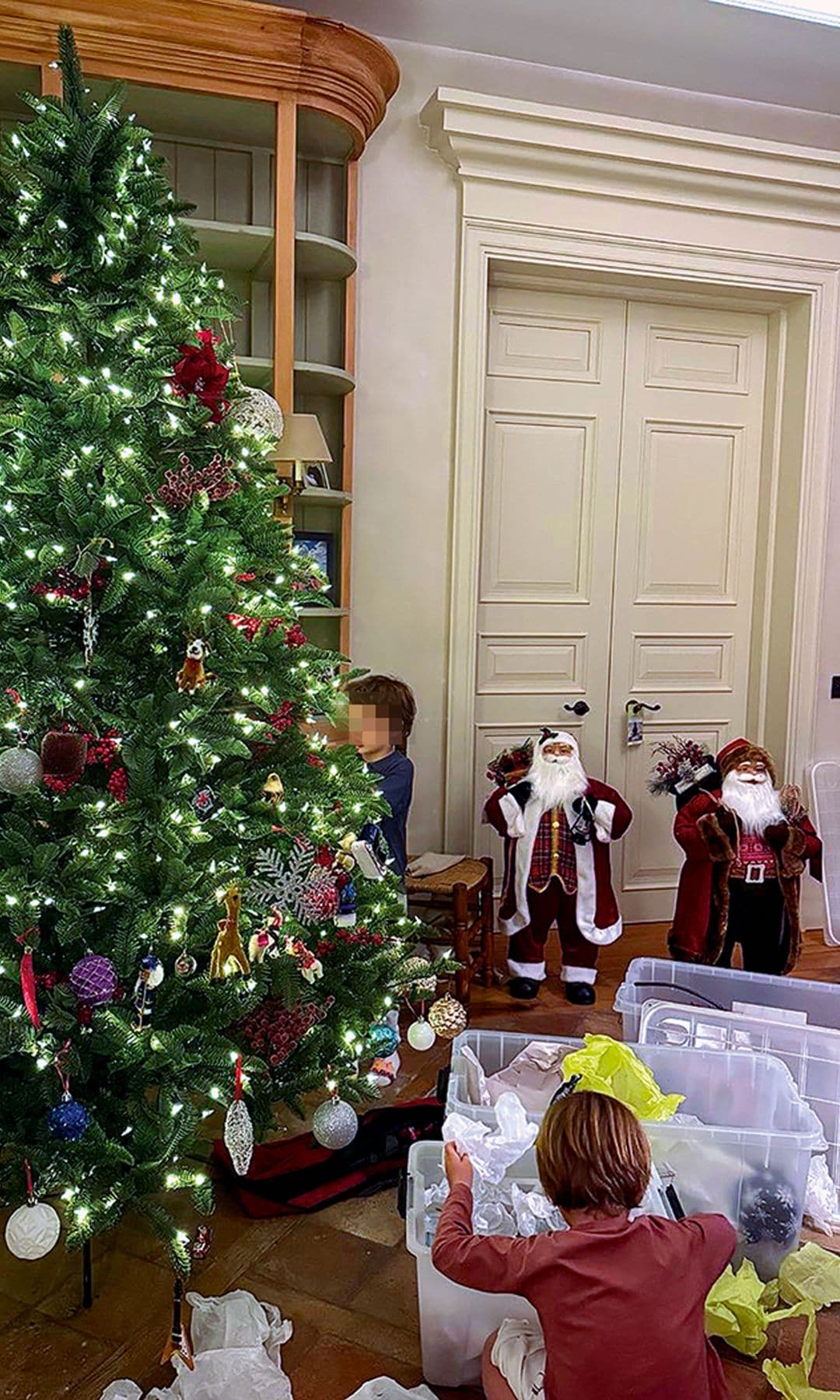 "Por fin, Navidad en España", ha publicado Alejandra Gere junto a una fotografía de sus dos hijos pequeños decorando el árbol