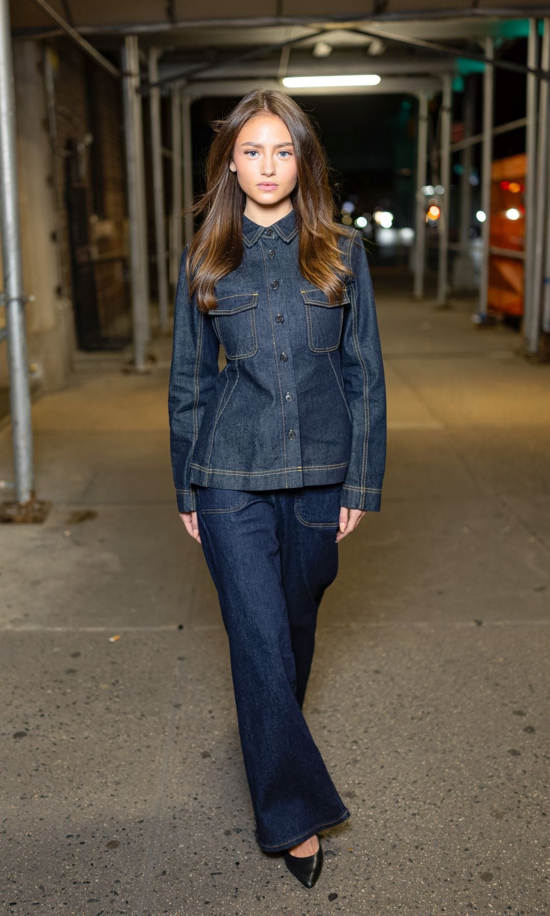 total look de chaqueta y pantalones denim oscuro