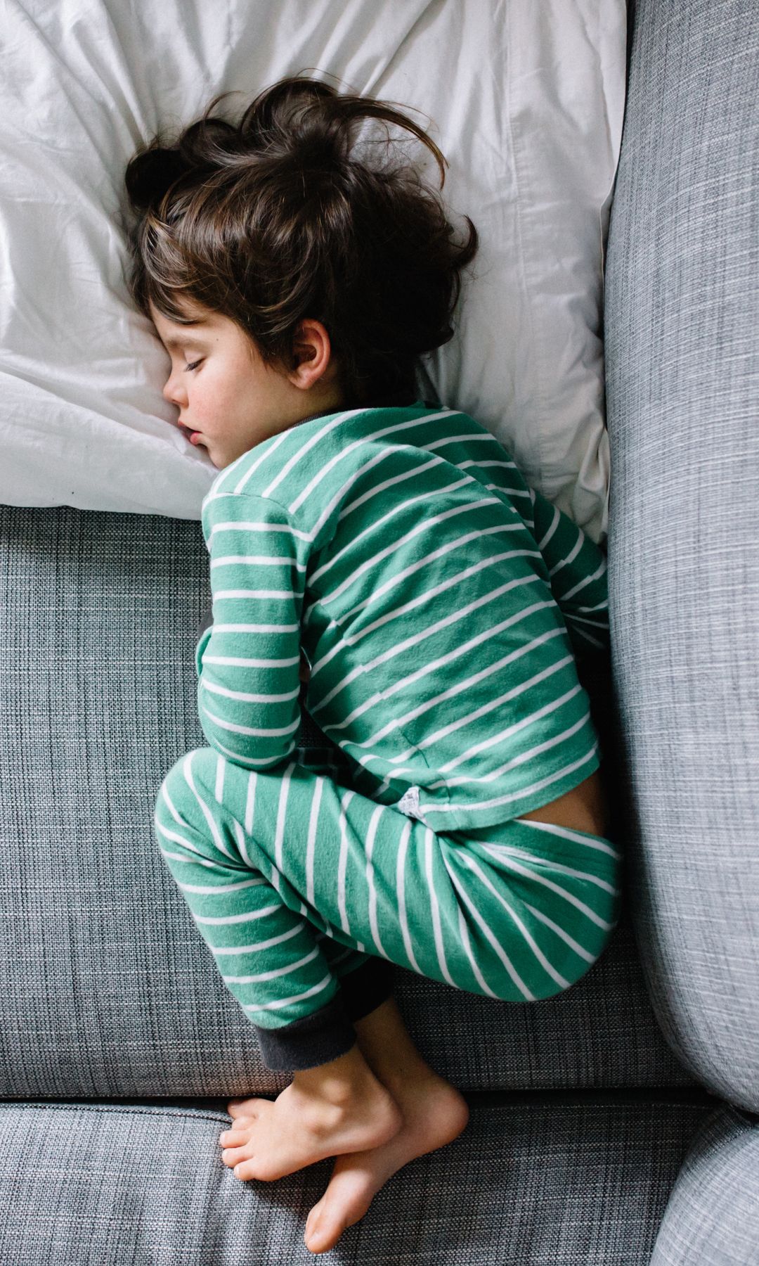 Niño enfermo en el sofá de casa