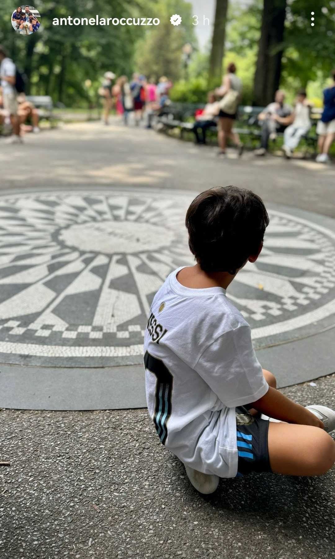Hijo de Leo Messi en Strawberry Fields en Central Park