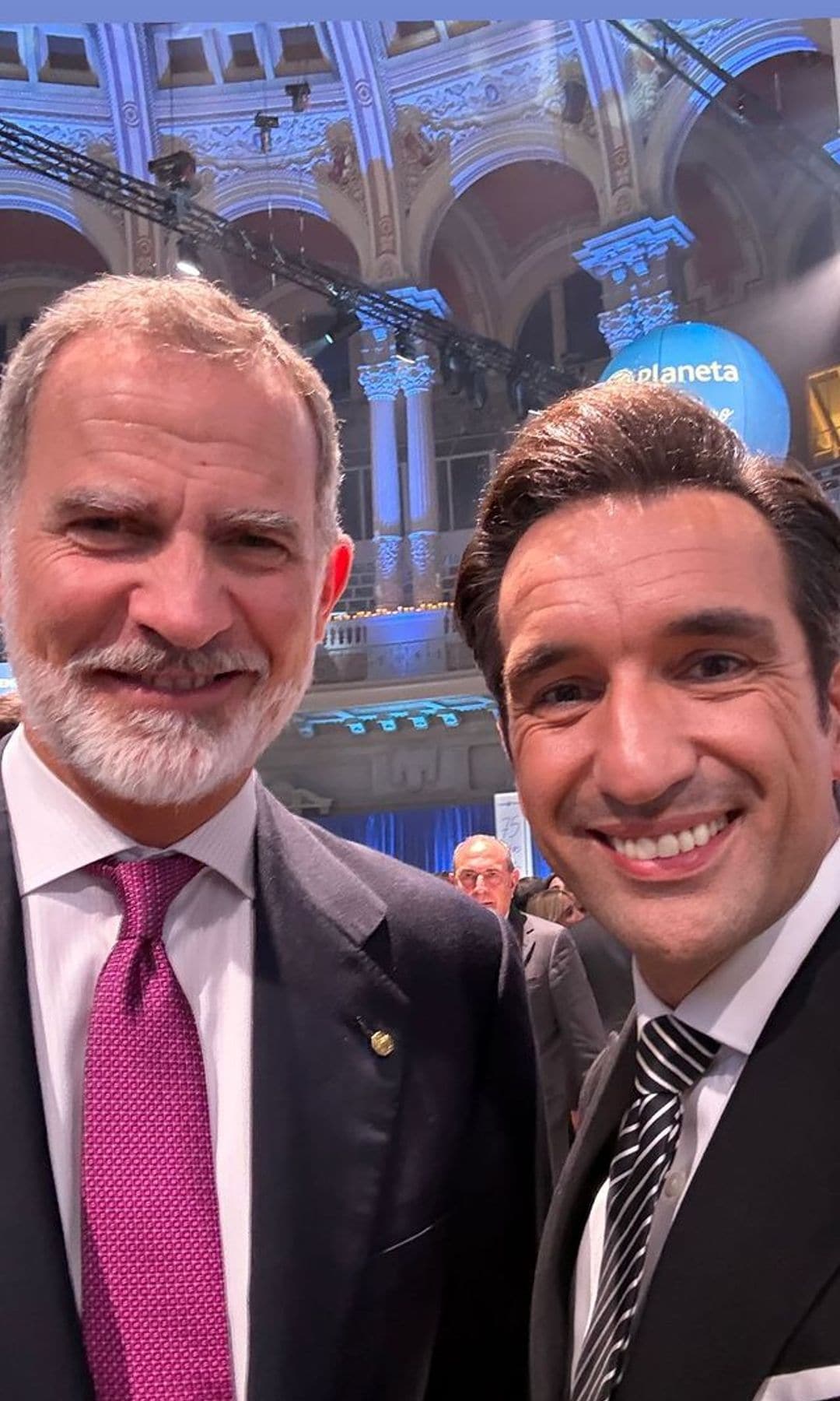 Miguel Lago con el Rey en los Premios Planeta 2024