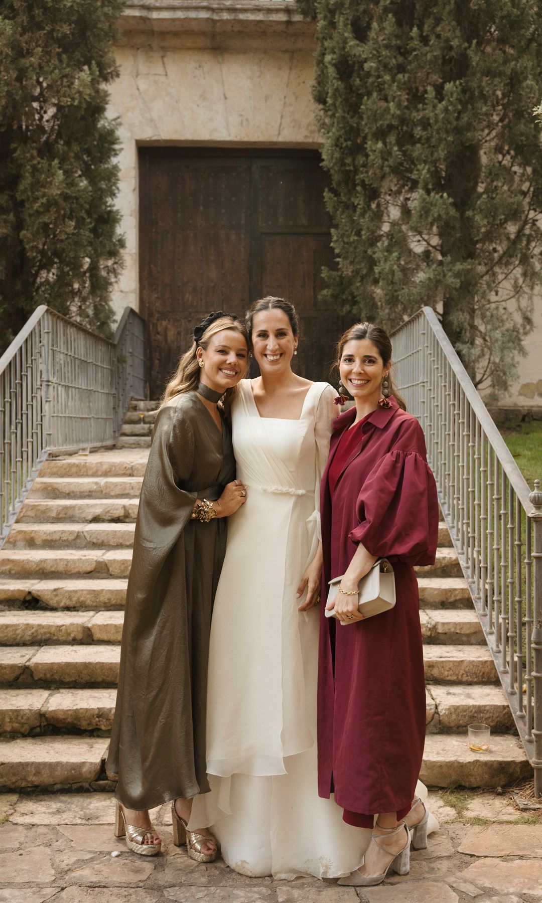 Sobre estas líneas, la novia con su prima Belén Corsini y su íntima amiga Marta Hernández-Gil
