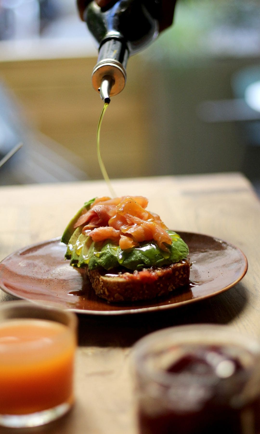 Bar Tomate, brunch con tosta de aguacate y salmón