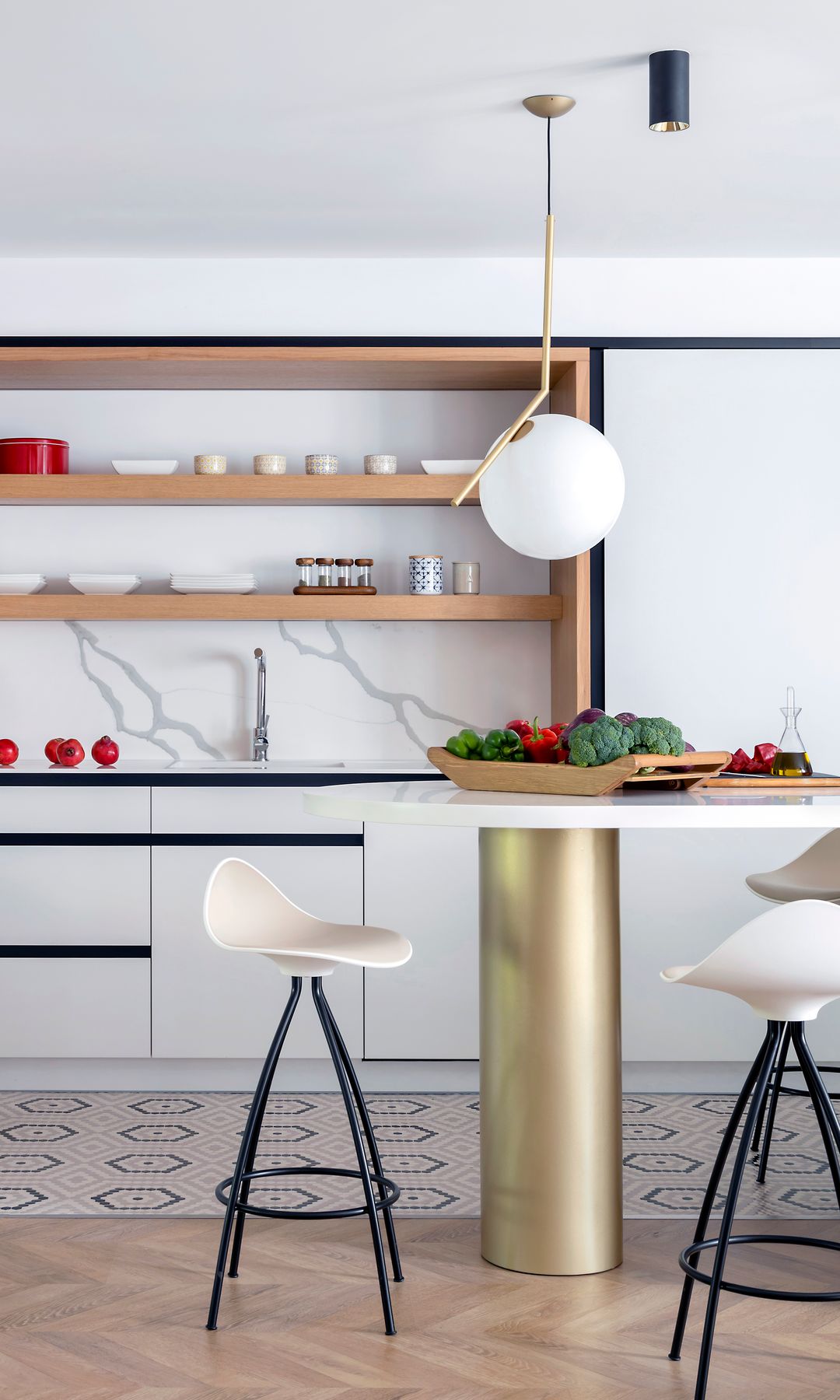 Cocina con muebles en color blanco y suelo de mosaico