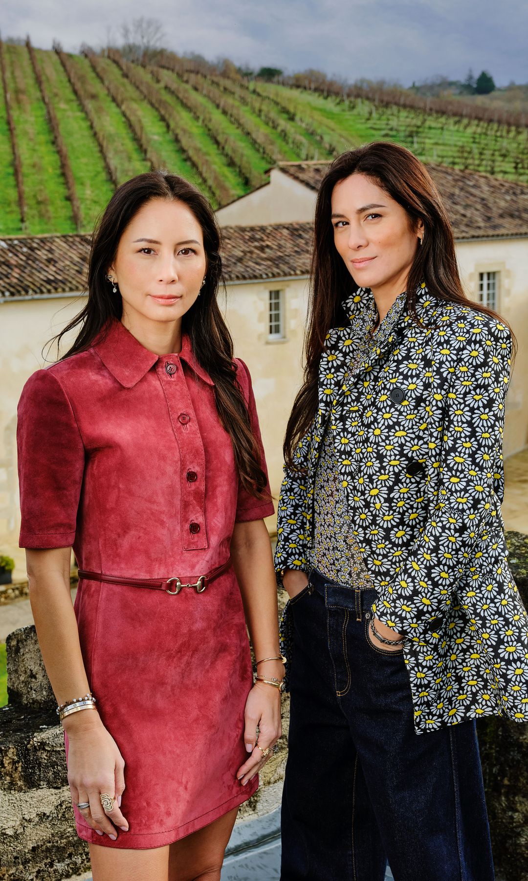 Mélanie y Amélie, que viven en París, posando con sus viñedos al fondo, que se cultivan desde hace cinco siglos. La finca, de 43 hectáreas, cuenta con ocho variedades de uva. »