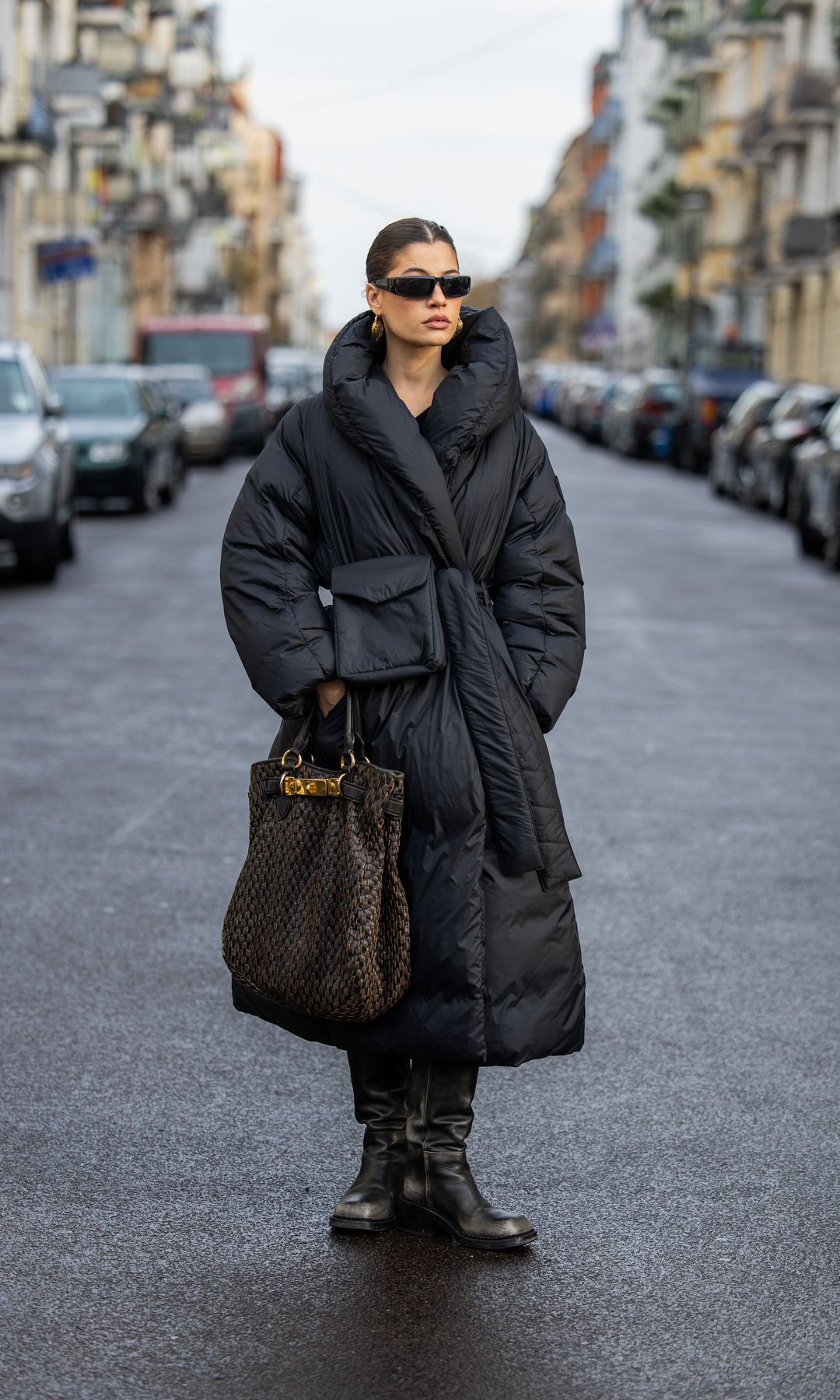 Look con abrigo largo acolchado