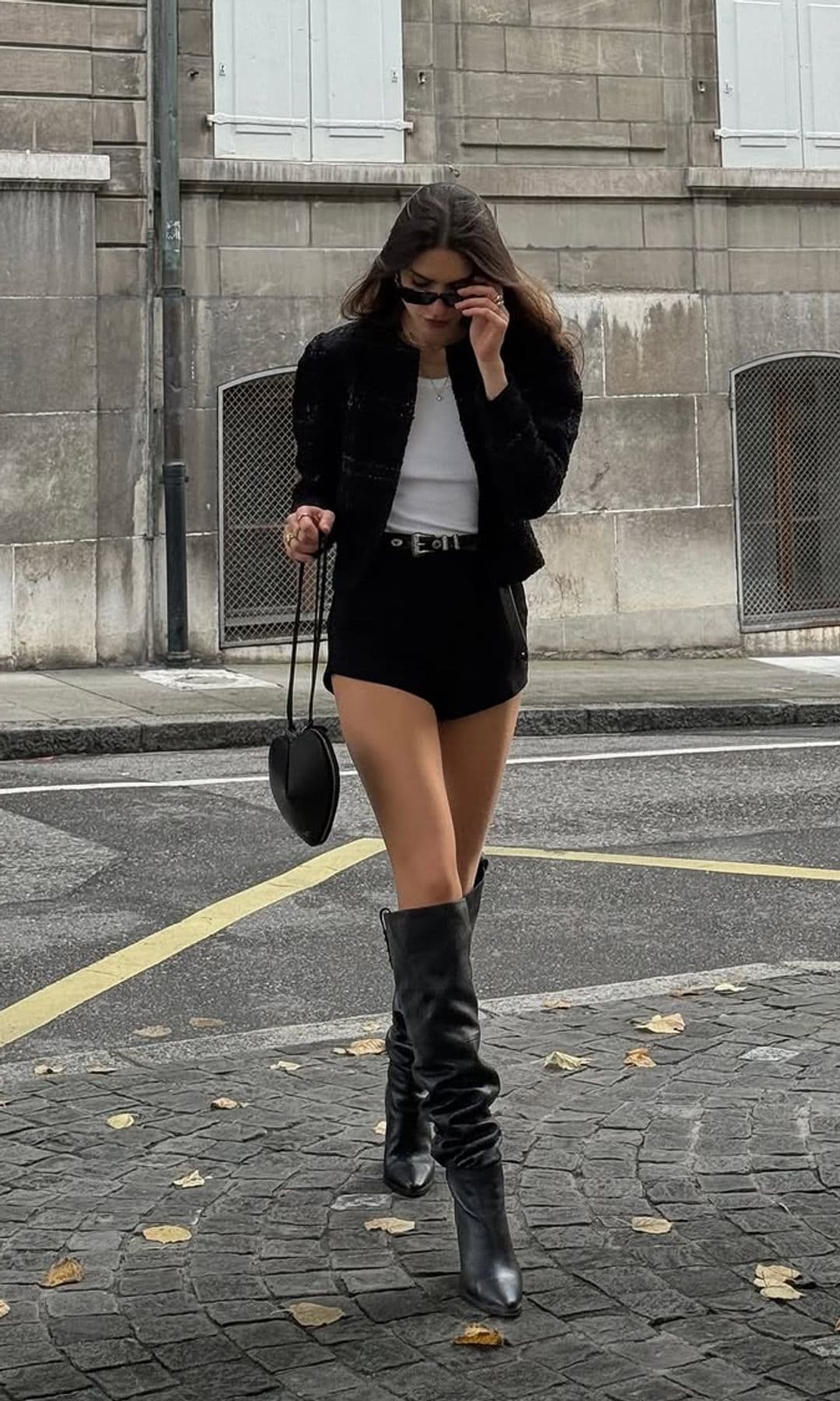 microshorts con chaqueta cropped y botas