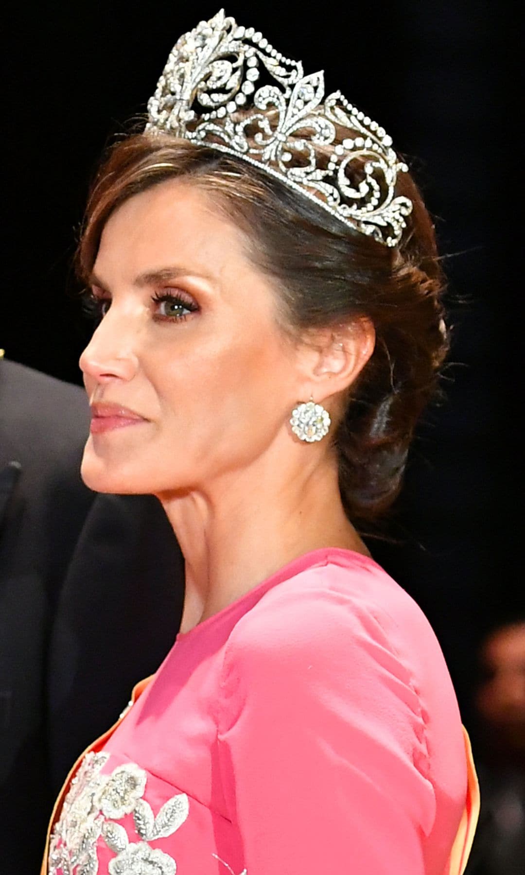 La reina Letizia, con los pendientes de chatones de Victoria Eugenia en el banquete con motivo de la entronización de Naruhito de Japón el 22 de octubre de 2019.