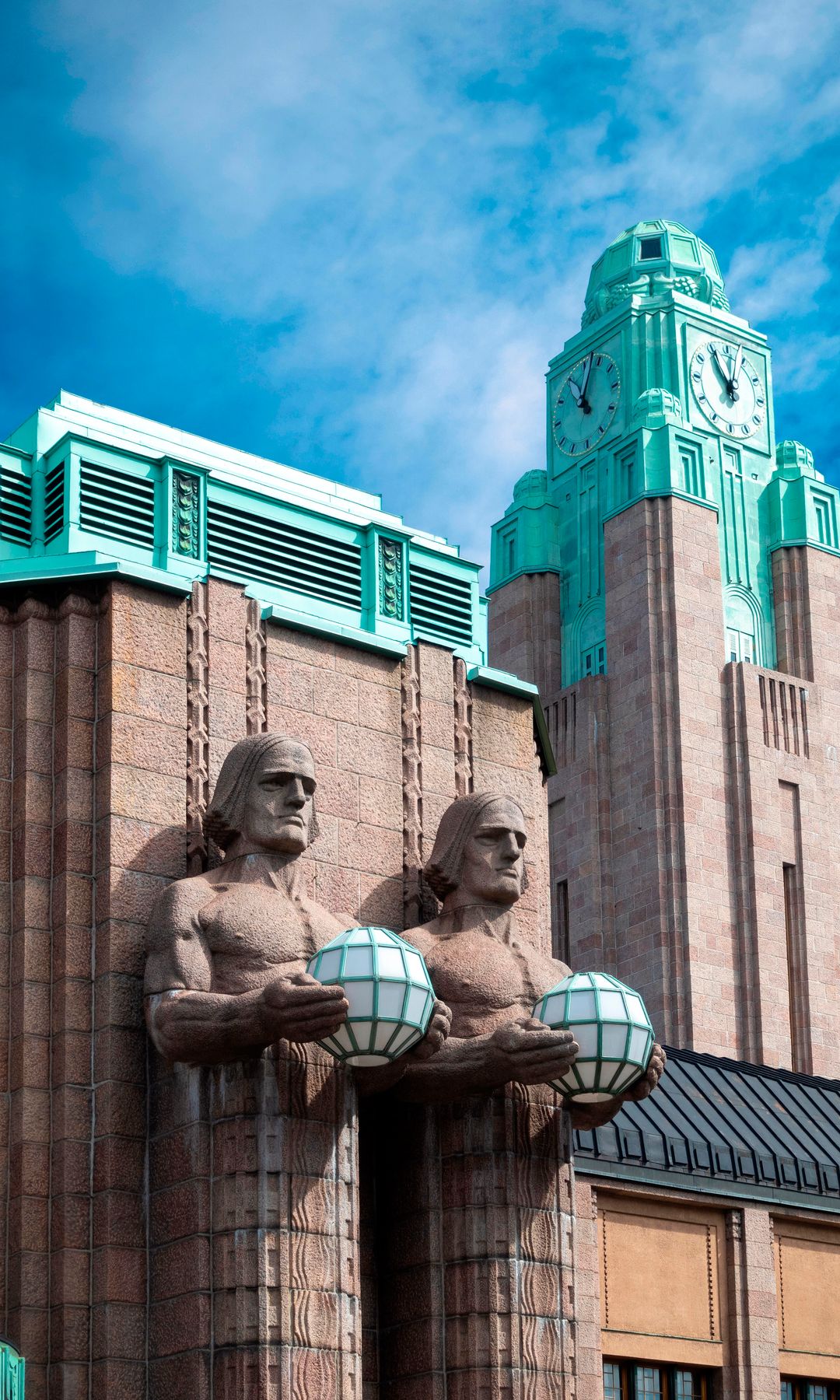 Estación Central de Helsinki con las dos estatuas conocidas como Los portadores de lámparas