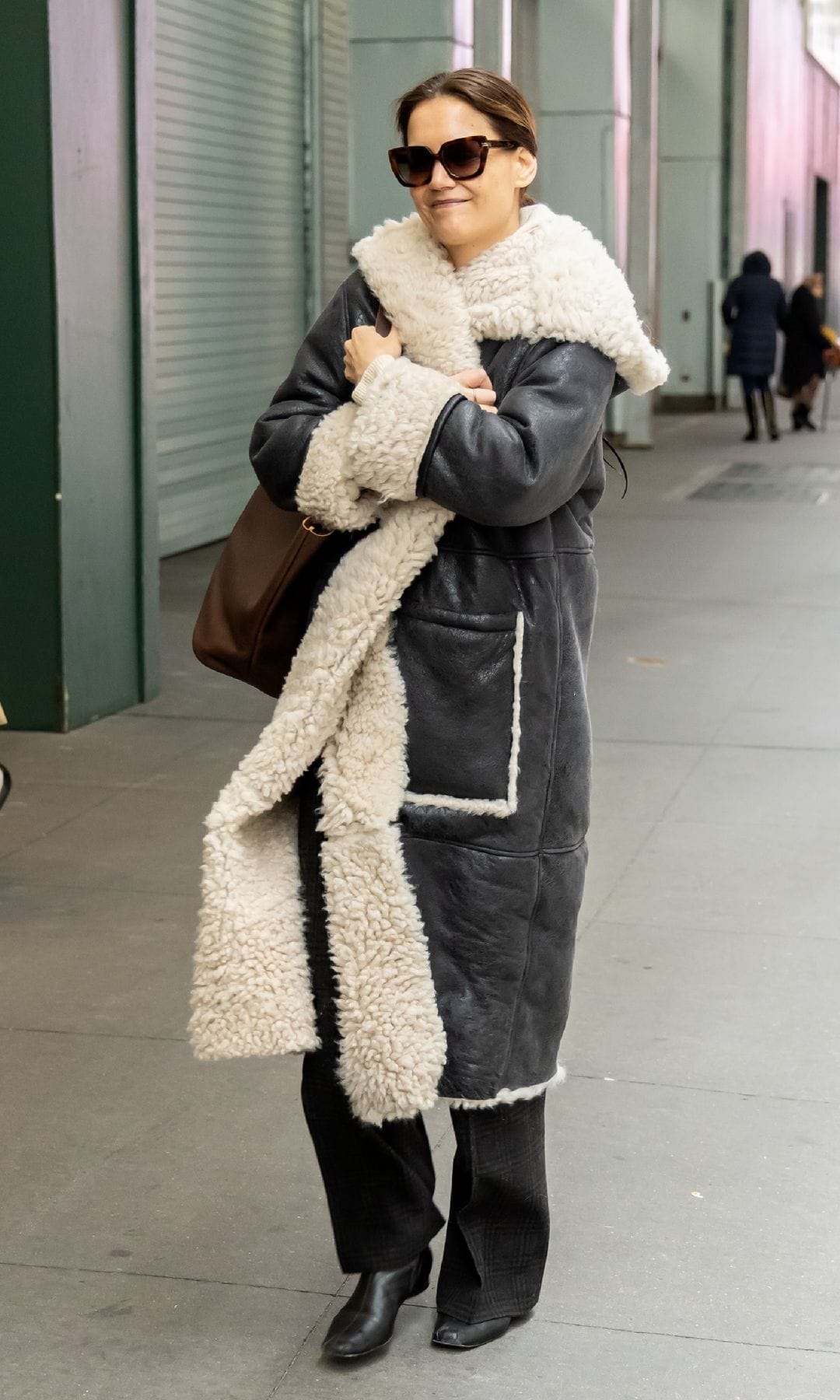 Katie Holmes con su abrigo de piel y borreguito en Nueva York