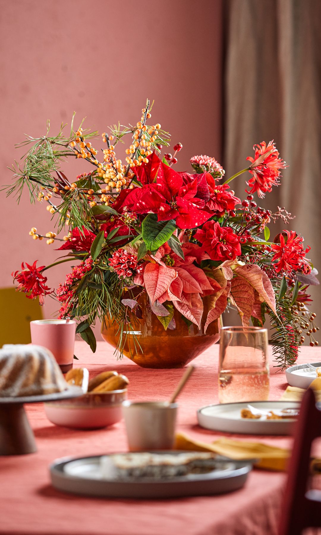 Mesa de comedor con centro de poinsettia