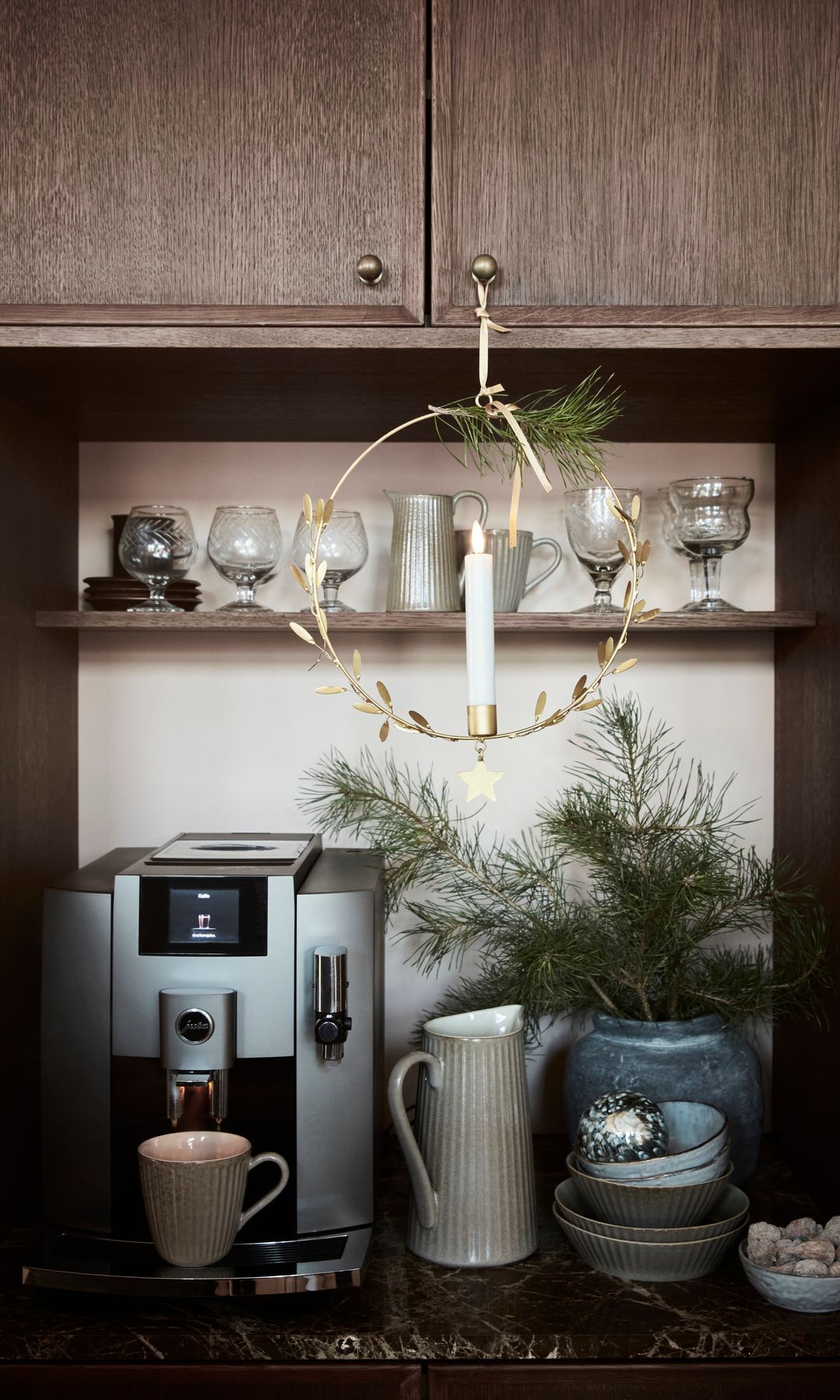 Mueble de cocina de madera decorado con corona Navidad con vela