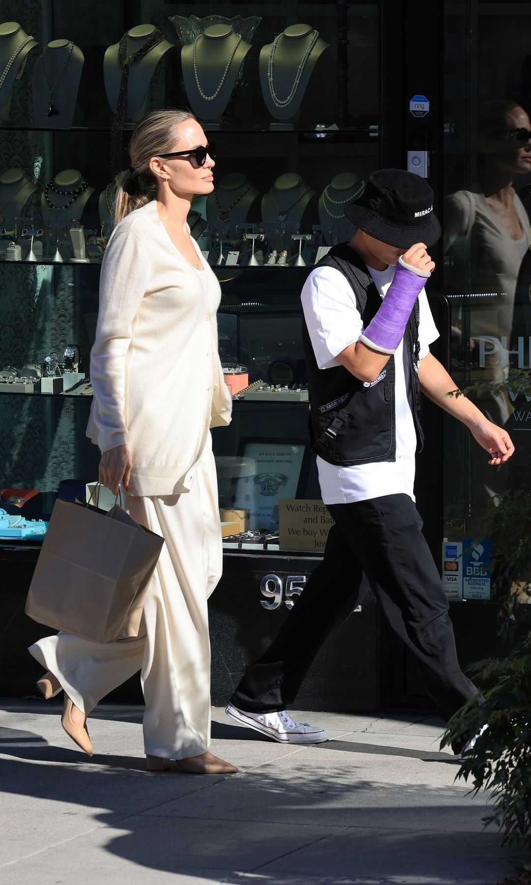 Angelina Jolie y su hijo Pax en Beverly Hills